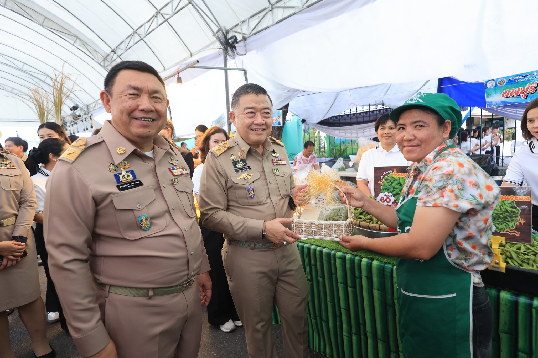title - ปลัดกระทรวงเกษตรฯ และผู้บริหาร ส.ป.ก. เยี่ยมชมร้านค้า ในงานวันคล้ายวันสถาปนา ส.ป.ก. ครบรอบ 51 ปี